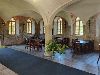 Location: Willkommen in der Hexenburg bei Dresden, Ihrer exklusiven Eventlocation bei Dresden für Hochzeiten, Geburtstagsfeiern, Jubiläen, Firmenevents, Weihnachtsfeiern, Schuleinführungen und besondere Anlässe! Unsere historische Anlage bietet Ihnen den perfekten Rahmen, um unvergessliche Momente zu schaffen. Ob für eine intime Feier oder ein großes Fest mit bis zu 100 Gästen – unsere Eventlocation lässt keine Wünsche offen. - Burgtheater - Eventlocation bei Dresden