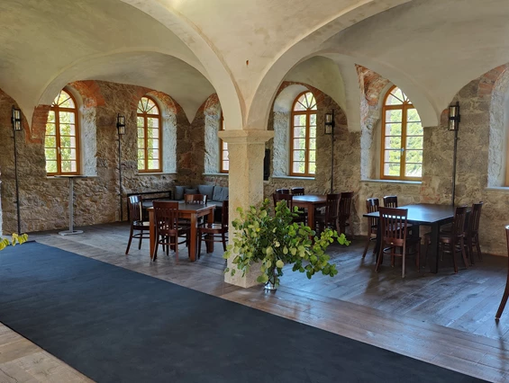 Location: Willkommen in der Hexenburg bei Dresden, Ihrer exklusiven Eventlocation bei Dresden für Hochzeiten, Geburtstagsfeiern, Jubiläen, Firmenevents, Weihnachtsfeiern, Schuleinführungen und besondere Anlässe! Unsere historische Anlage bietet Ihnen den perfekten Rahmen, um unvergessliche Momente zu schaffen. Ob für eine intime Feier oder ein großes Fest mit bis zu 100 Gästen – unsere Eventlocation lässt keine Wünsche offen. - Burgtheater - Eventlocation bei Dresden