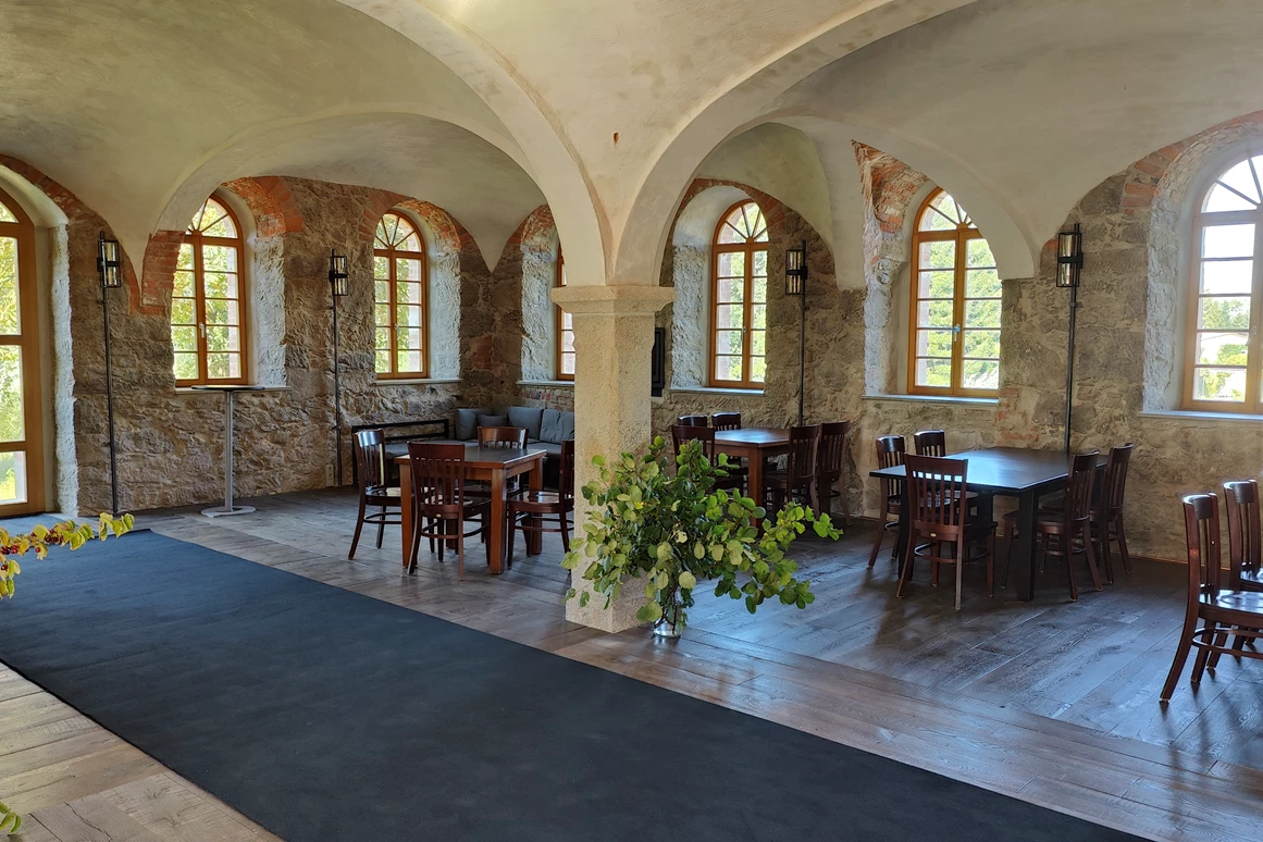 Location: Willkommen in der Hexenburg bei Dresden, Ihrer exklusiven Eventlocation bei Dresden für Hochzeiten, Geburtstagsfeiern, Jubiläen, Firmenevents, Weihnachtsfeiern, Schuleinführungen und besondere Anlässe! Unsere historische Anlage bietet Ihnen den perfekten Rahmen, um unvergessliche Momente zu schaffen. Ob für eine intime Feier oder ein großes Fest mit bis zu 100 Gästen – unsere Eventlocation lässt keine Wünsche offen. - Burgtheater - Eventlocation bei Dresden