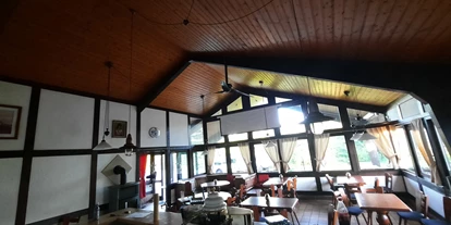 Eventlocation - Weserbergland, Harz ... - Gastraum mit Kamin, Deckenventilator und Teufel Musik Anlage, Leinwand und Theke alles in renoviert und individuell gestaltbar.  - Gaststätte Axelsee / Lola am See