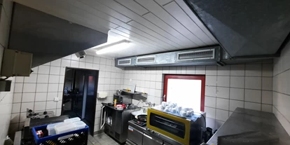 Eventlocation - Weserbergland, Harz ... - Vollausgestattete Küche mit Konvektomaten, Spülmaschine, Gasherd mit 4 Kochfeldern, 2 Kühlschränken, 1 Eisschrank, Pizza-Ofen, 2 Fritteusen und Saladette und sehr gute Lüftungsanlage.  - Gaststätte Axelsee / Lola am See