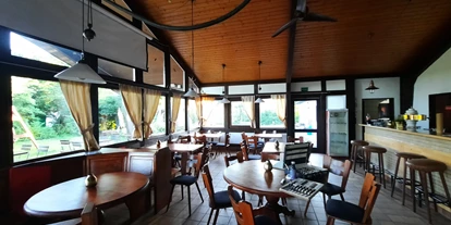 Eventlocation - Weserbergland, Harz ... - Gastraum un renoviert aber das Potenzial wurde genutzt. - Gaststätte Axelsee / Lola am See