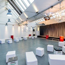 Location: Eventhalle mit Loungemöbeln - Forum Factory Berlin