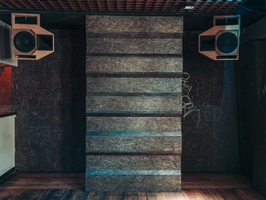 Location: Die Wand vor unseren Sitzgelegenheiten mit Sicht-Schutz.  - Legal Club & Bar