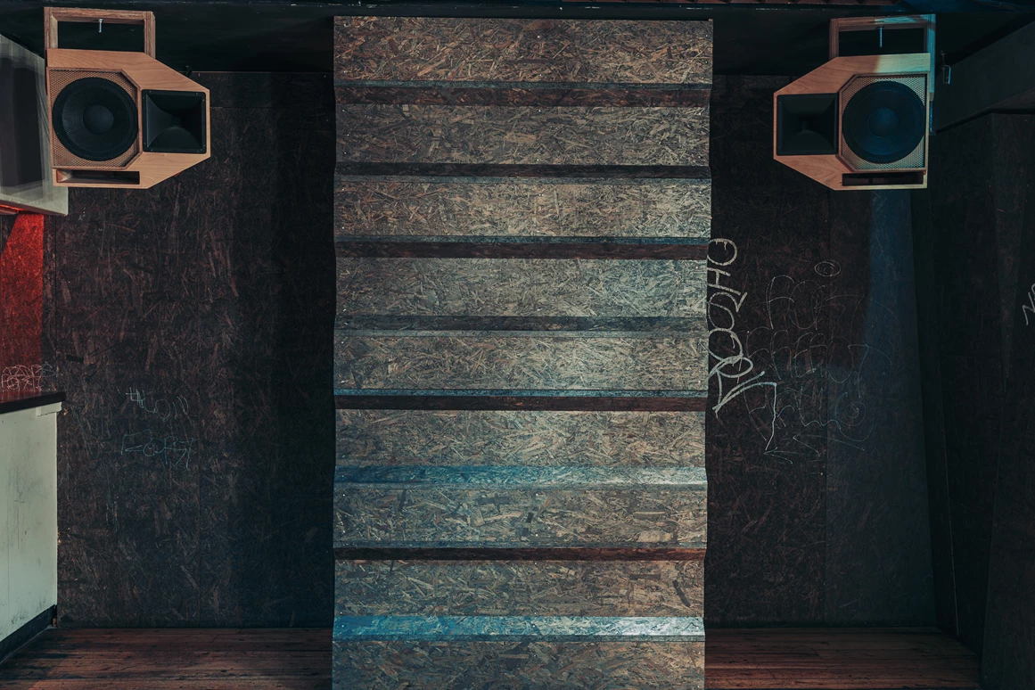 Location: Die Wand vor unseren Sitzgelegenheiten mit Sicht-Schutz.  - Legal Club & Bar