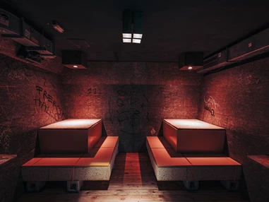 Location: Die Sitzgelegenheiten mit Sichtschutz.  - Legal Club & Bar