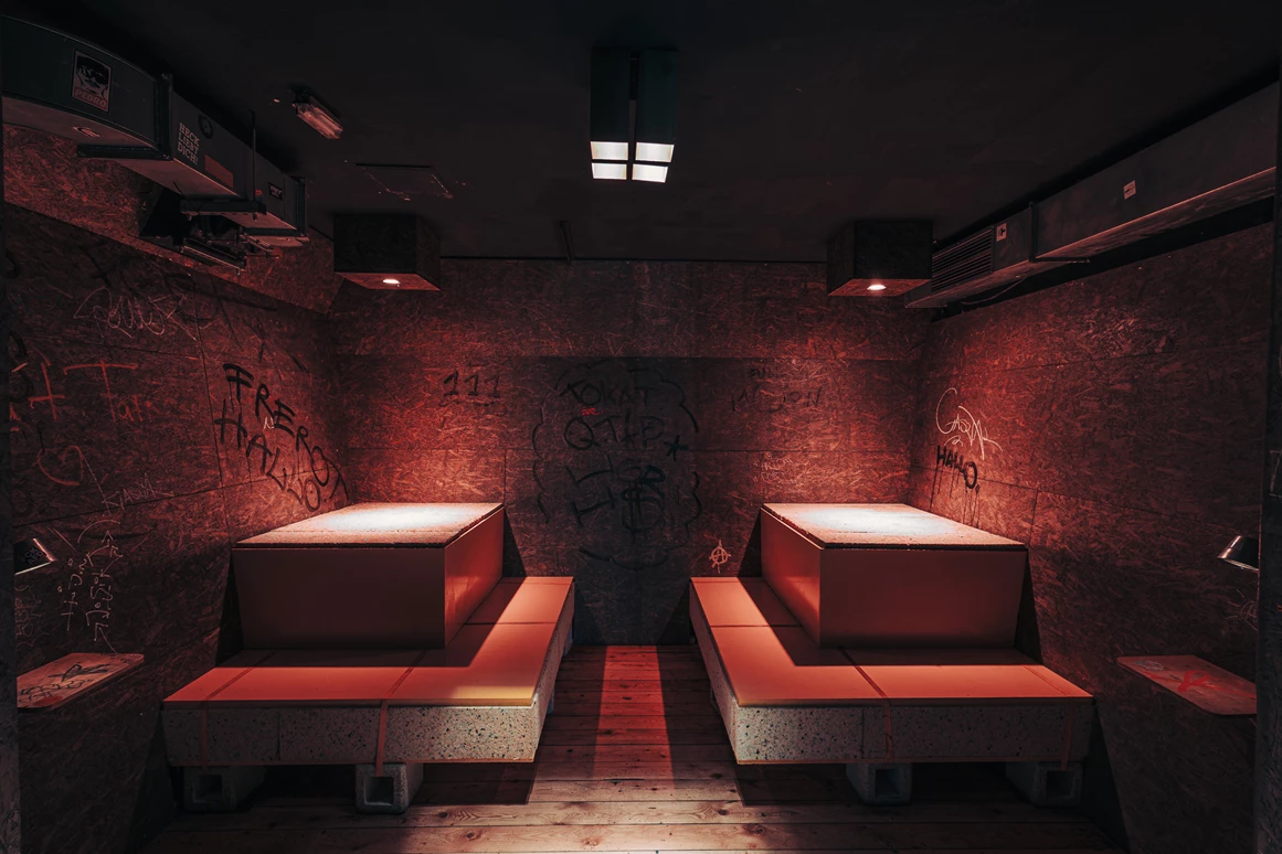 Location: Die Sitzgelegenheiten mit Sichtschutz.  - Legal Club & Bar