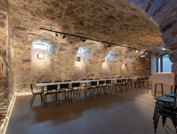 Location: Tische und Stühle sind für 60 Personen in ausreichender Anzahl vorhanden und in der Miete mitinbegriffen. - Bürgertreff Sonnenkeller