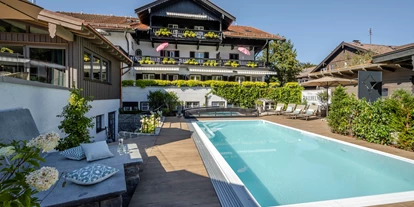 Eventlocation - Bad Wiessee - Außenansicht mit Pool - Boutique Hotel Relais-Chalet Wilhelmy Hotel