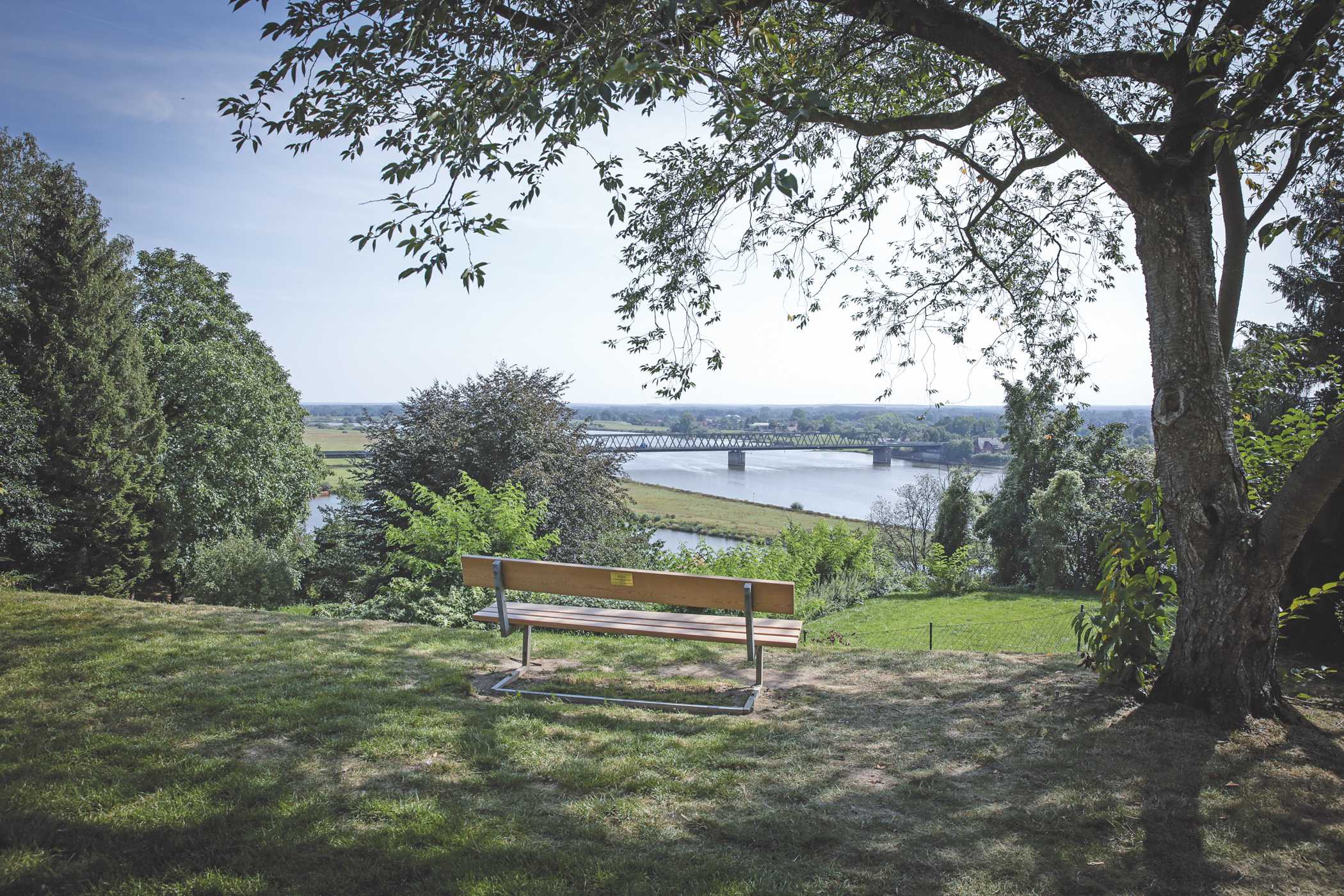 Location: Unser Restaurant befindet sich inmitten eines Parks mit wunderschönem Blick auf die Elbe, wo sich der schönste Tag am besten auf Fotos verewigen lässt. - Restaurant Elbterrasse Lauenburg