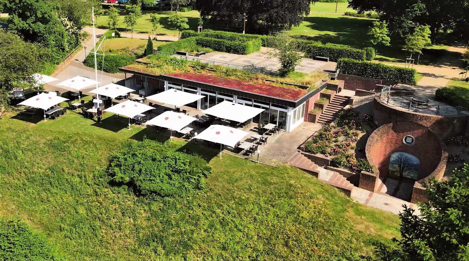 Location: Zugang zur Terrasse direkt aus dem Saal, somit findet die Feier auf der gesamten Fläche statt. - Restaurant Elbterrasse Lauenburg