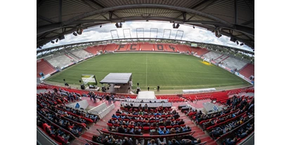 Eventlocation - Ingolstadt - Stadioninnenraum, exemplarisch mit Bühne und LED-Leinwand an der Rasenkante - Audi Sportpark