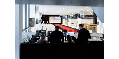 Eventlocation - Ingolstadt - Businessbereich im Innenraum, exemplarisch mit Technik-Regie und Vortrags-Szenario - Audi Sportpark