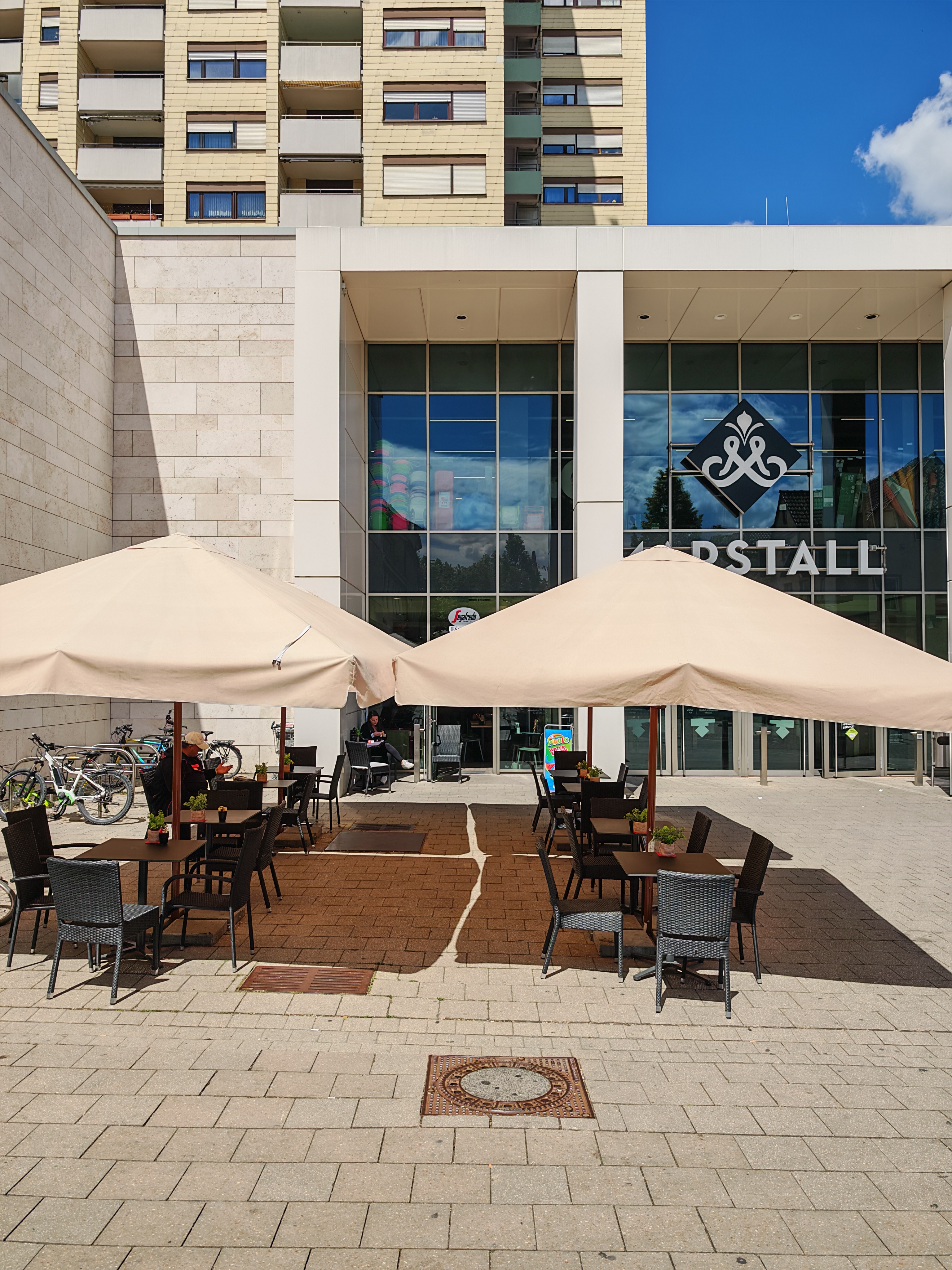 Eventlocation - Schwäbische Alb - Segafredo 2. Eingang Straßenseite mit Blick zur Terrasse. - Segafredo Espresso Bar Ludwigsburg – Die flexible Eventlocation