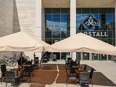 Location: Segafredo 2. Eingang Straßenseite mit Blick zur Terrasse. - Segafredo Espresso Bar Ludwigsburg – Die flexible Eventlocation