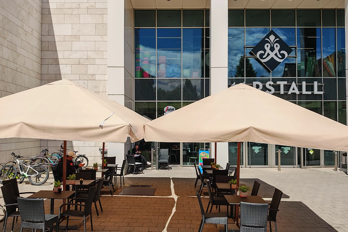 Location: Segafredo 2. Eingang Straßenseite mit Blick zur Terrasse. - Segafredo Espresso Bar Ludwigsburg – Die flexible Eventlocation