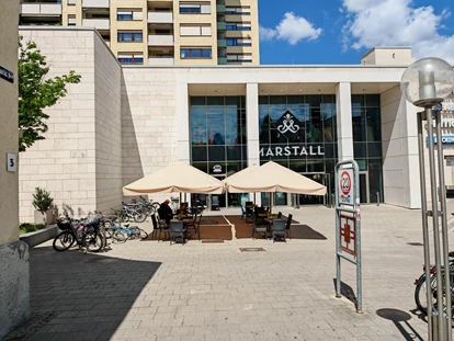 Eventlocation - Baden-Württemberg - Segafredo 2. Eingang Straßenseite mit Blick zur Terrasse. - Segafredo Espresso Bar Ludwigsburg – Die flexible Eventlocation
