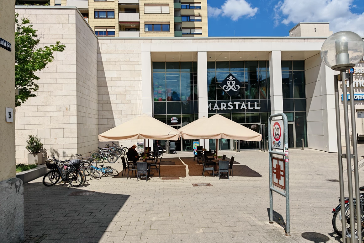 Location: Segafredo 2. Eingang Straßenseite mit Blick zur Terrasse. - Segafredo Espresso Bar Ludwigsburg – Die flexible Eventlocation