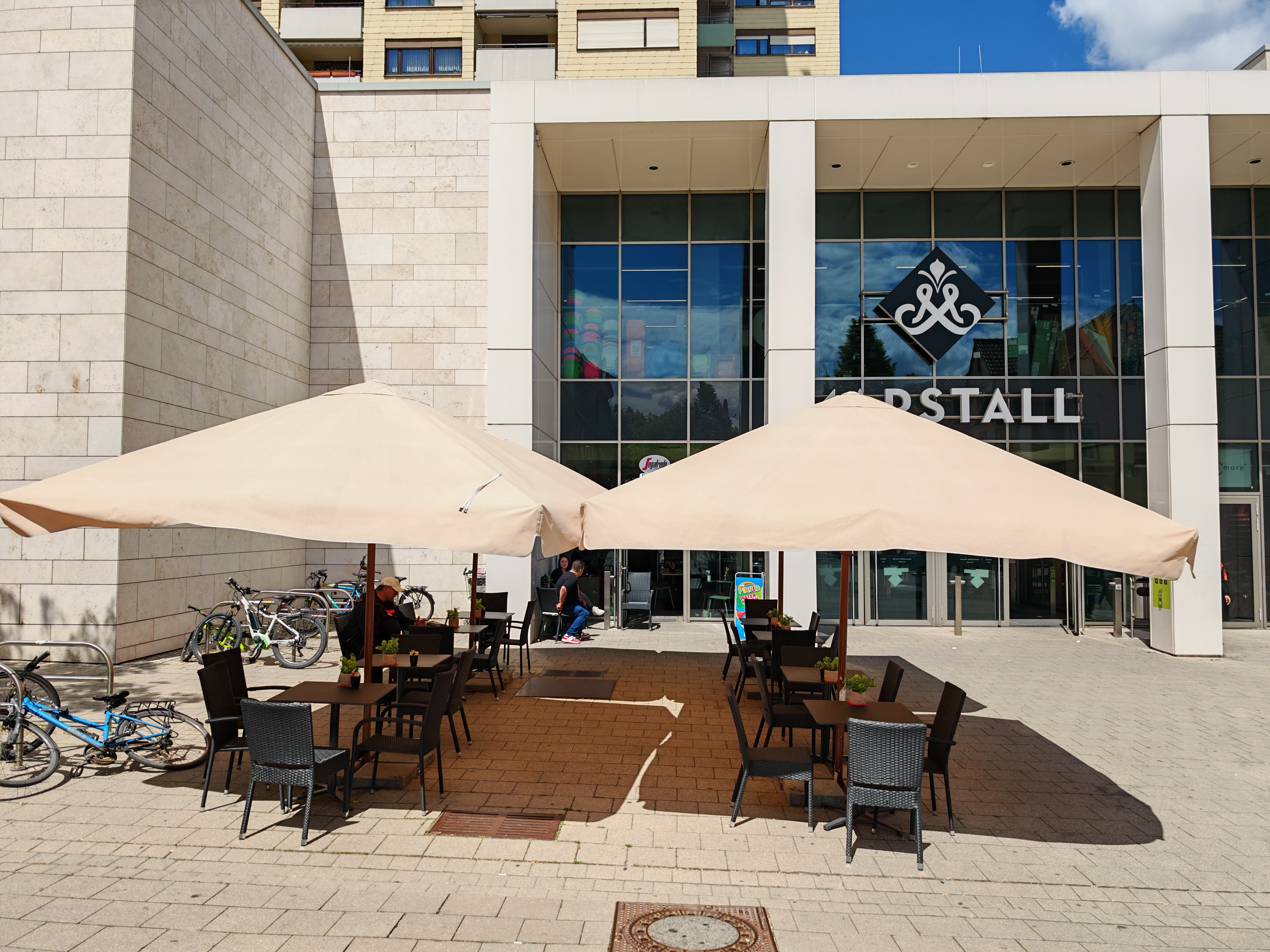 Location: Segafredo 2. Eingang Straßenseite mit Blick zur Terrasse. - Segafredo Espresso Bar Ludwigsburg – Die flexible Eventlocation