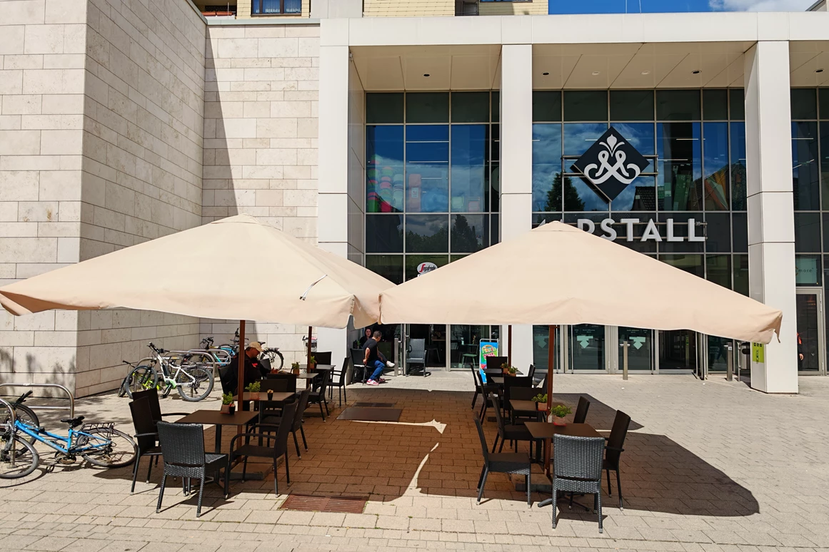 Location: Segafredo 2. Eingang Straßenseite mit Blick zur Terrasse. - Segafredo Espresso Bar Ludwigsburg – Die flexible Eventlocation