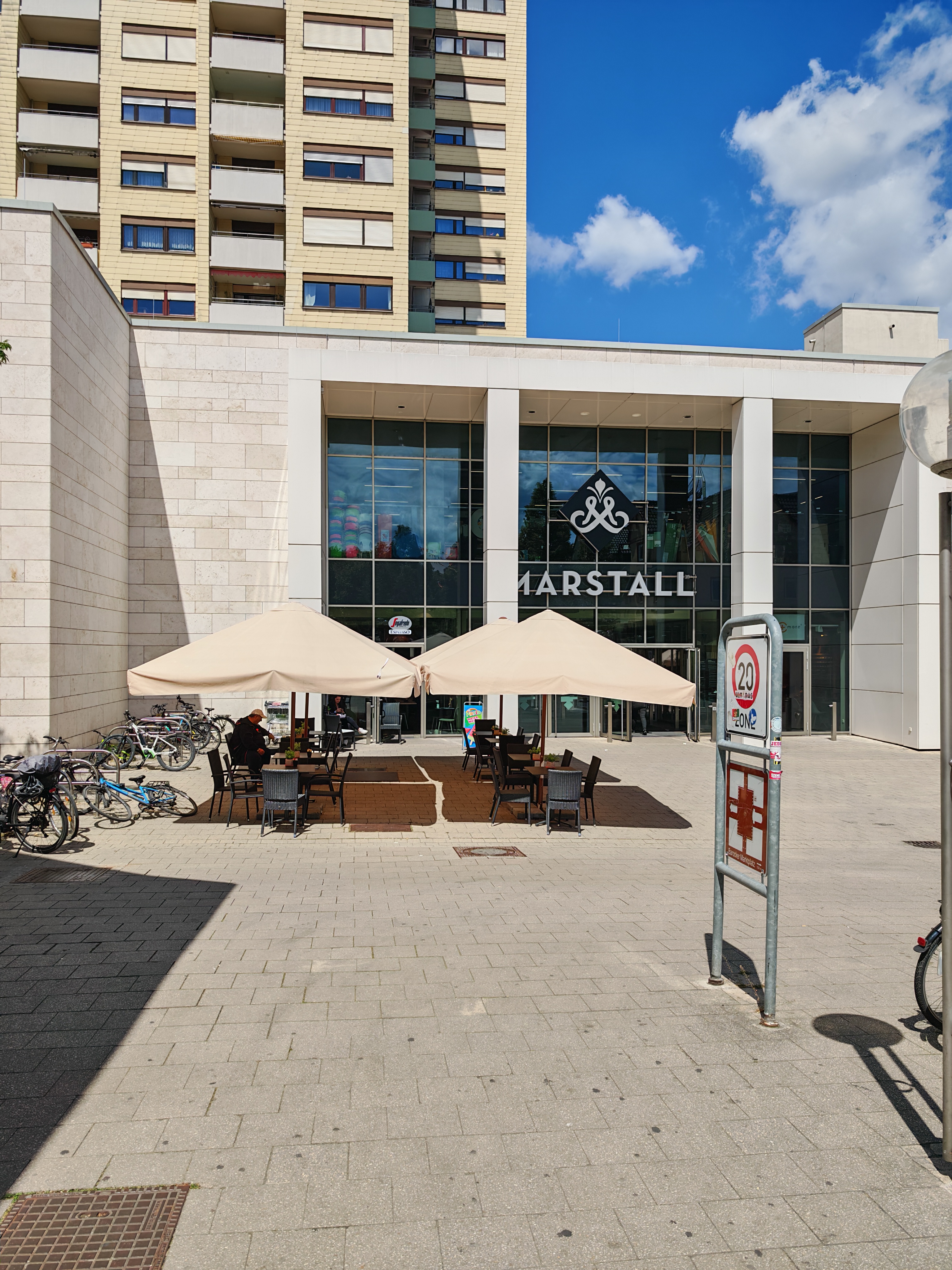Location: Segafredo 2. Eingang Straßenseite mit Blick zur Terrasse. - Segafredo Espresso Bar Ludwigsburg – Die flexible Eventlocation