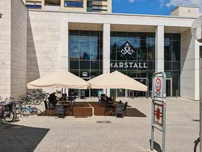 Eventlocation - Baden-Württemberg - Segafredo 2. Eingang Straßenseite mit Blick zur Terrasse. - Segafredo Espresso Bar Ludwigsburg – Die flexible Eventlocation