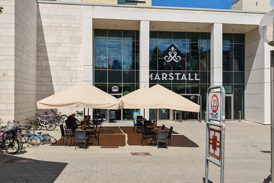 Location: Segafredo 2. Eingang Straßenseite mit Blick zur Terrasse. - Segafredo Espresso Bar Ludwigsburg – Die flexible Eventlocation