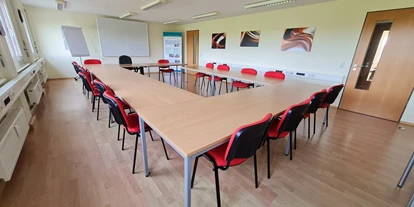 Eventlocation - Sachsen-Anhalt Süd - Heller Schulungsraum im Creativ- & Competenz-Centrum Harzgerode mit flexibler Bestuhlung. Ausgestattet mit beschreibbarem Whiteboard und Sonnenschutzanlage für eine angenehme Lernatmosphäre. Perfekt geeignet für Seminare, Workshops und Weiterbildungen in zentraler Lage im Harz. - Creativ- und Competenz- Centrum Harzgerode