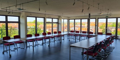 Eventlocation - Sachsen-Anhalt Süd - Hochwertig ausgestatteter Konferenzraum im Creativ- & Competenz-Centrum Harzgerode mit variabler Bestuhlung. Ausgestattet mit digitalem Whiteboard, Videokonferenzsystem, Klimaanlage und Sonnenschutzanlage. Direkter Zugang zur Dachterrasse mit Panoramablick über Harzgerode. I - Creativ- und Competenz- Centrum Harzgerode