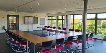 Eventlocation - Sachsen-Anhalt Süd - Hochwertig ausgestatteter Konferenzraum im Creativ- & Competenz-Centrum Harzgerode mit variabler Bestuhlung. Ausgestattet mit digitalem Whiteboard, Videokonferenzsystem, Klimaanlage und Sonnenschutzanlage. Direkter Zugang zur Dachterrasse mit Panoramablick über Harzgerode.  - Creativ- und Competenz- Centrum Harzgerode