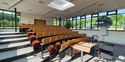 Eventlocation - Sachsen-Anhalt Süd - Modernes Auditorium mit Platz für bis zu 100 Personen im Creativ- & Competenz-Centrum Harzgerode. Ideal für Konferenzen, Seminare und Produktpräsentationen, ausgestattet mit digitalem Whiteboard, Audio-Technik und barrierefreiem Zugang. - Creativ- und Competenz- Centrum Harzgerode