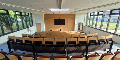 Eventlocation - Sachsen-Anhalt Süd - Modernes Auditorium mit Platz für bis zu 100 Personen im Creativ- & Competenz-Centrum Harzgerode. Ideal für Konferenzen, Seminare und Produktpräsentationen, ausgestattet mit digitalem Whiteboard, Audio-Technik und barrierefreiem Zugang. - Creativ- und Competenz- Centrum Harzgerode