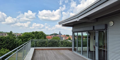 Eventlocation - Sachsen-Anhalt Süd - Dachterrasse mit Panoramablick über die Dächer von Harzgerode – idealer Pausen- und Networking-Bereich für Business-Events im Creativ- & Competenz-Centrum der GfWI. Perfekt für entspannte Gespräche und inspirierende Ausblicke bei Seminaren, Workshops und Konferenzen. - Creativ- und Competenz- Centrum Harzgerode