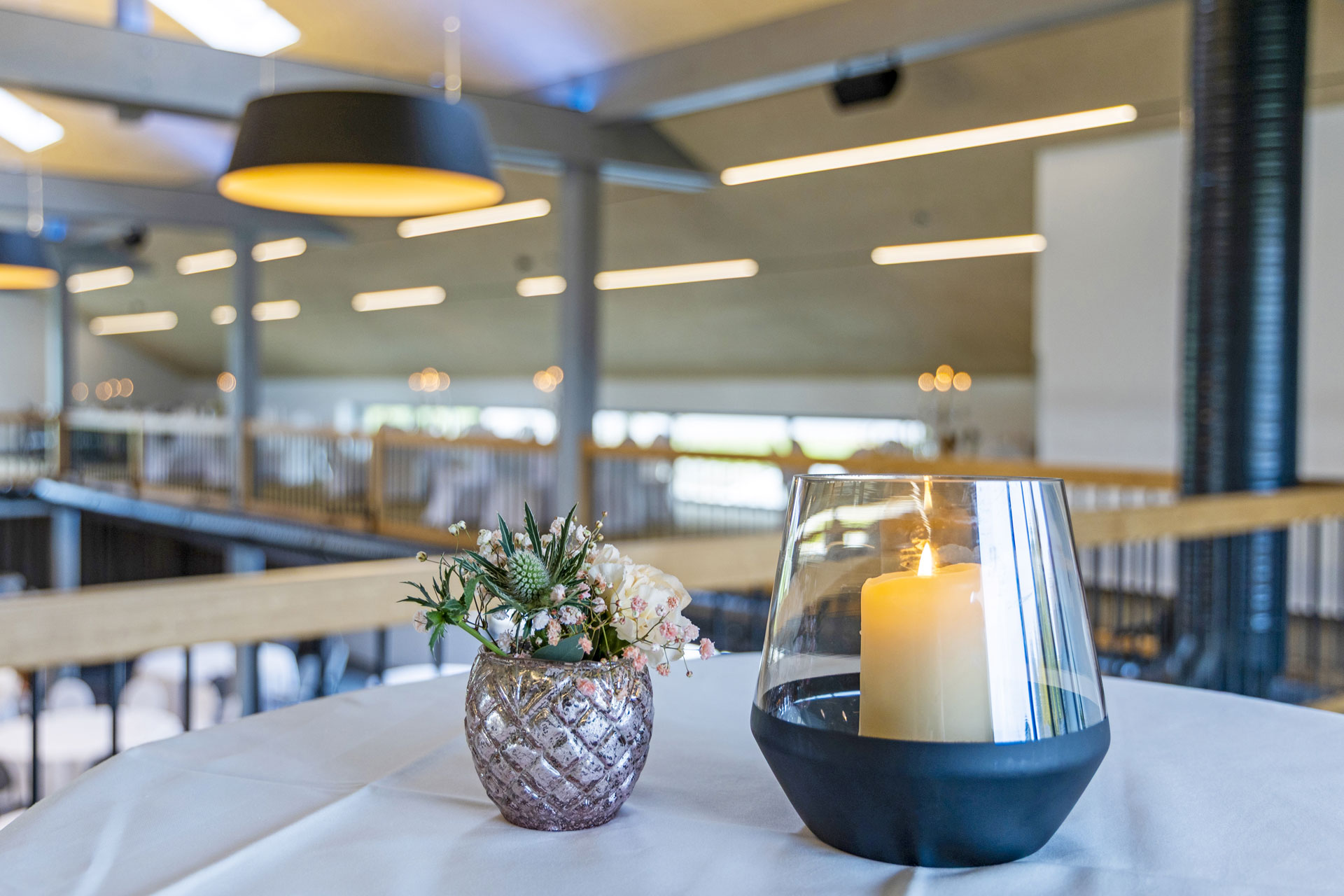 Eventlocation - geeignet für: Tagung - Berghülen - Stehtisch mit Windlicht - Alb Event - Eventlocation