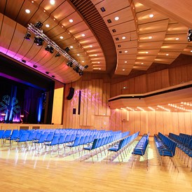 Location: Großer Saal Stadthalle Erding: Kulturveranstaltung, Reihenbestuhlung 1 Block - Stadthalle Erding