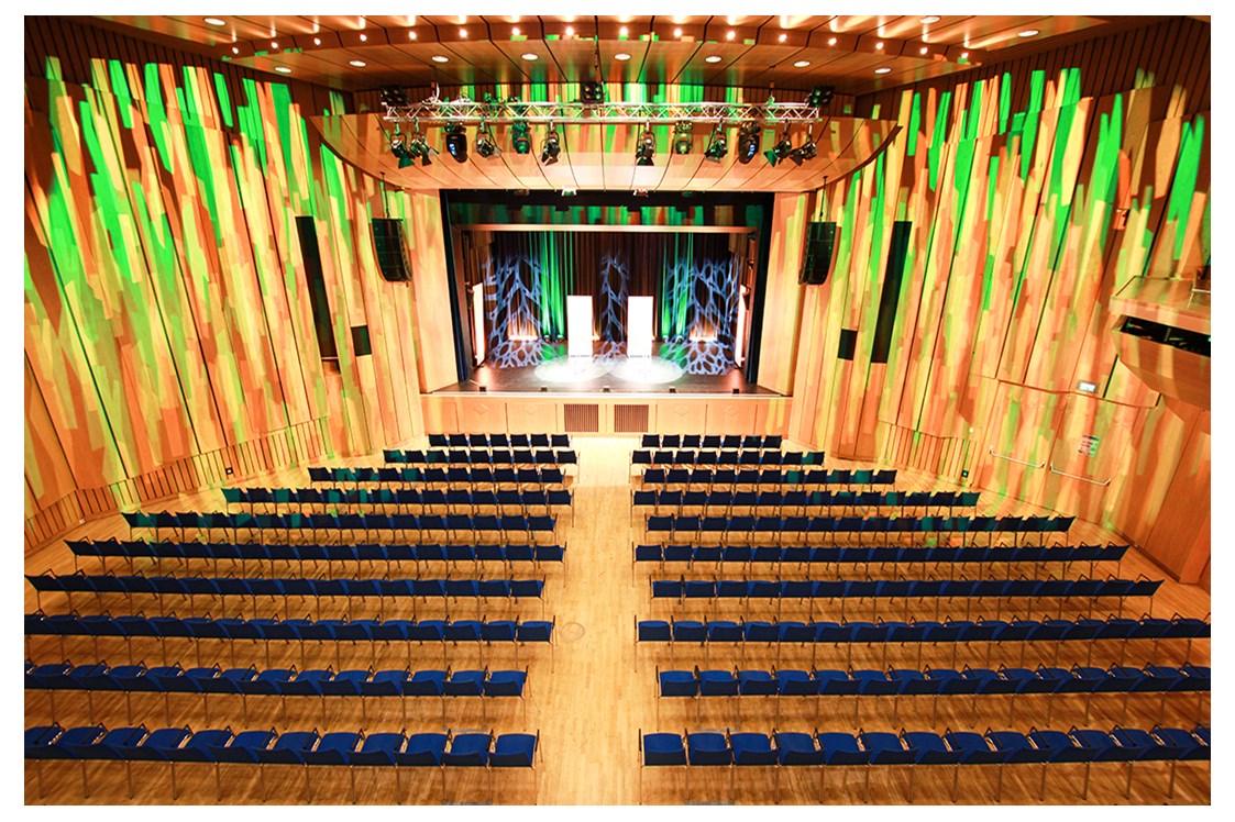 Location: Großer Saal Stadthalle Erding: Kulturveranstaltung, Reihenbestuhlung 2 Blöcke mit Mittelgang - Stadthalle Erding