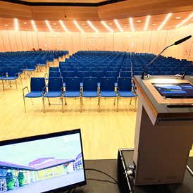 Location: Großer Saal Stadthalle Erding: Tagungssituation, 2 Blöcke mit Mittelgang - Stadthalle Erding