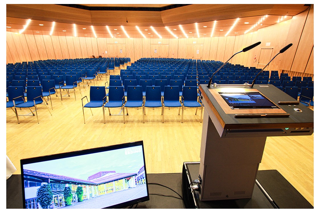Location: Großer Saal Stadthalle Erding: Tagungssituation, 2 Blöcke mit Mittelgang - Stadthalle Erding