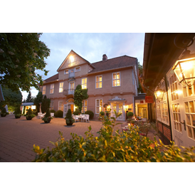 Location: Der Adelspalais des Althoff Hotels Fürstenhof Celle mit der Taverna & Trattoria Palio im Sommer. - Althoff Hotel Fürstenhof Celle
