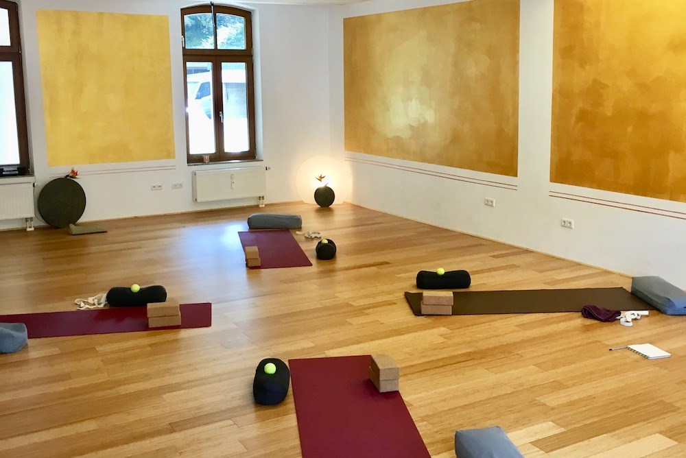 Location: Beispiel Yoga - Restauration zur Erholung - Seminarraum plus Gruppenraum + Umkleiden, Küche, WC