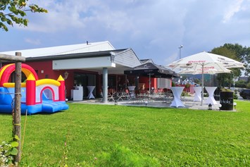 Eventlocation: großer Außenbereich mit eigener Hüpfburg für Kinder  - Eventlocation Siegburg