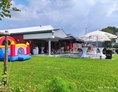 Eventlocation: großer Außenbereich mit eigener Hüpfburg für Kinder  - Eventlocation Siegburg