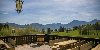 Eventlocation - Oberbayern - Sonnenterrasse des Berghotels Sonnenlicht mit Blick auf den Tegernsee und den Wallberg. - Berghotel Sonnenbichl