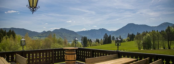 Location: Sonnenterrasse des Berghotels Sonnenlicht mit Blick auf den Tegernsee und den Wallberg. - Berghotel Sonnenbichl