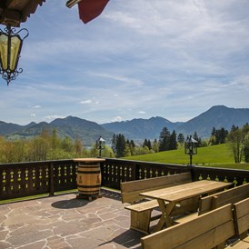 Location: Sonnenterrasse des Berghotels Sonnenlicht mit Blick auf den Tegernsee und den Wallberg. - Berghotel Sonnenbichl