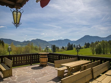 Location: Sonnenterrasse des Berghotels Sonnenlicht mit Blick auf den Tegernsee und den Wallberg. - Berghotel Sonnenbichl