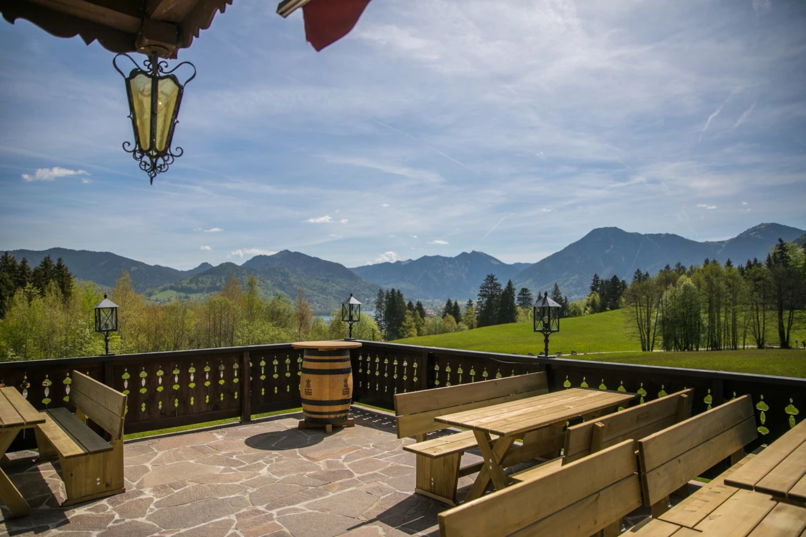 Location: Sonnenterrasse des Berghotels Sonnenlicht mit Blick auf den Tegernsee und den Wallberg. - Berghotel Sonnenbichl