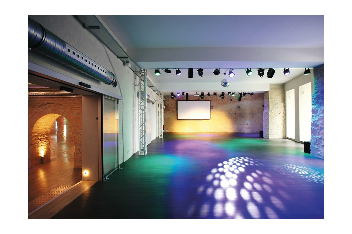 Location: Fabriksaal mit Lichtanlage (150 m²) - Lendelhaus & Historische Saftfabrik
