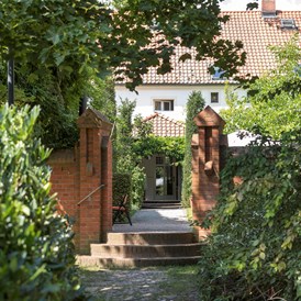 Location: Blick vom Garten in den Innenhof - Der Kemper Hof
