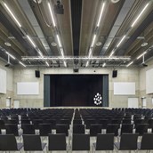 Location - Veranstaltungssaal im puristischen Industriedesign. - erlebt Forum Landau